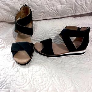 Life Stride Zoom Sporty sandals. Black Microsuede 7.5 wide